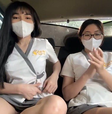 Chiếm trọn sự chú ý của anh tài xế bởi hành động tự sướng của hai em
