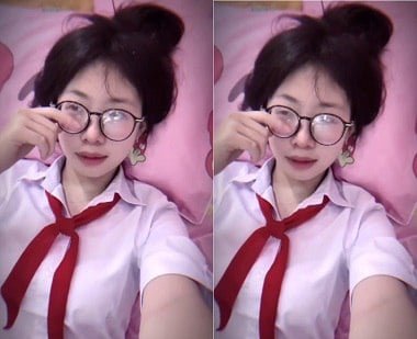 Lồn dâm biểu hiện qua việc đeo khăn quàng đỏ